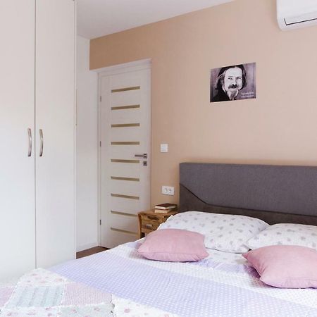 New Modern Apartment Near A Beach In Center Split Bagian luar foto