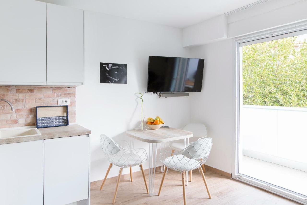 New Modern Apartment Near A Beach In Center Split Bagian luar foto