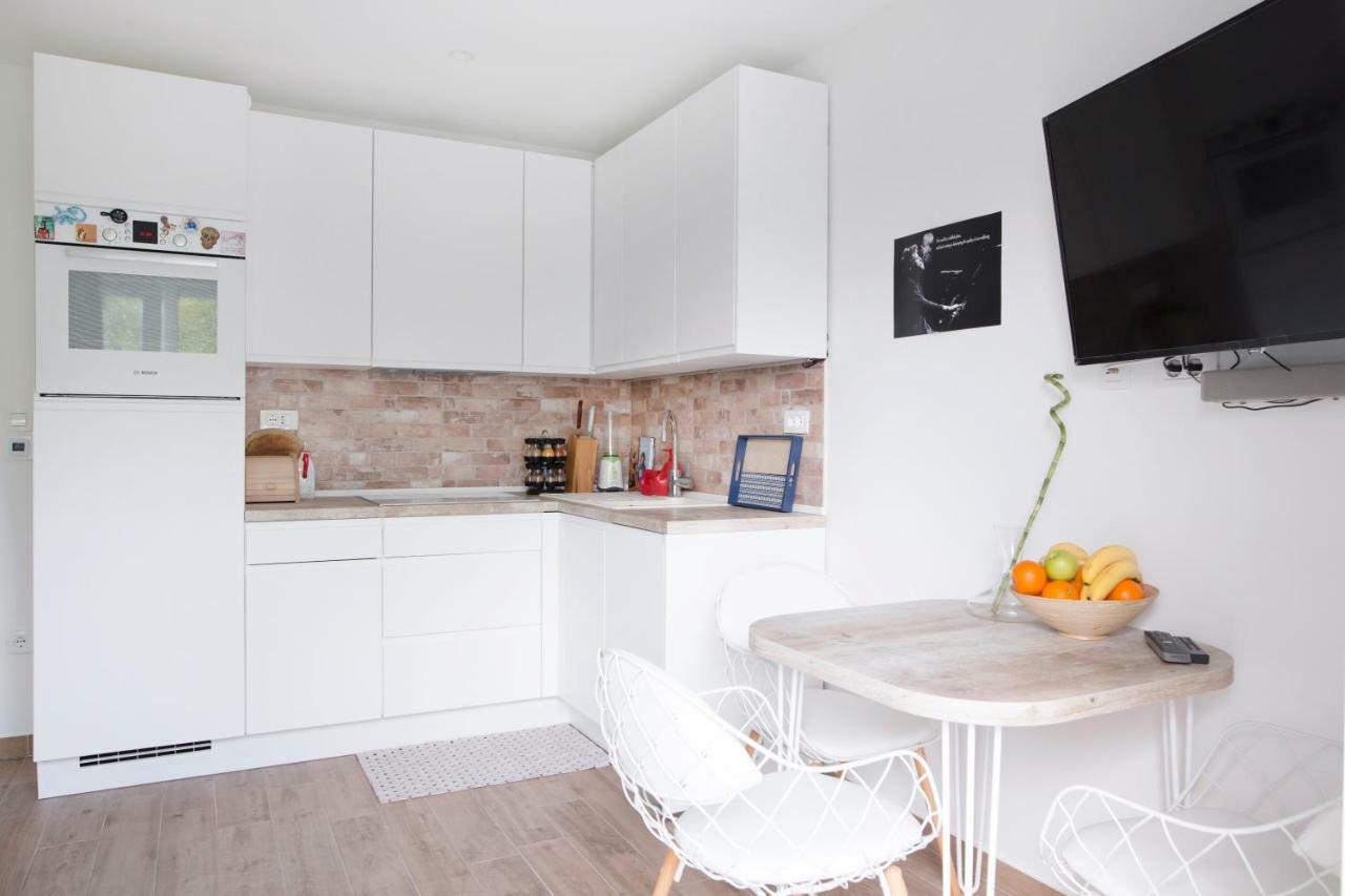 New Modern Apartment Near A Beach In Center Split Bagian luar foto